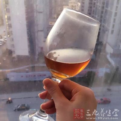 酗酒者必须戒酒。可试服氯喹以与肝内尿卟啉结合成水溶物促其从尿中排出