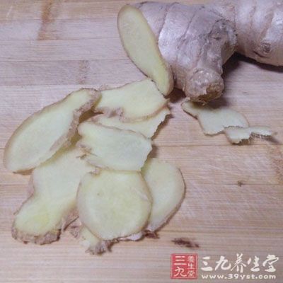 取当归20克，生姜12克，羊肉300克，加水1500毫升，一起放入锅中煮烂至熟即可