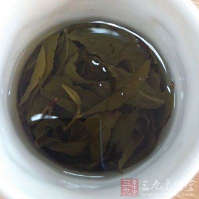 用浓茶漱口，因茶中含有多种维生素，能防治各种炎症