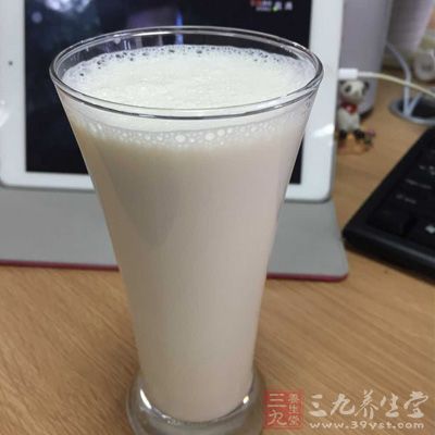 把纯鲜牛奶(好是脱脂的)带入小碗