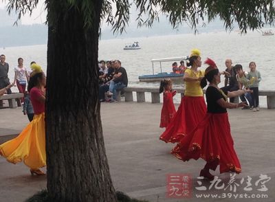 习舞者可以根据自己的状态 习舞者可以根据自己的状态