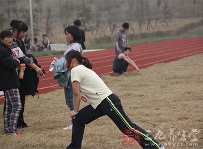 左脚向左跨出，与肩同宽，两手抬起平行与地面