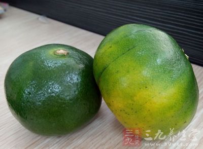 多吃水果、蔬菜，少吃鱼虾、牛羊肉和油腻、甜食及刺激性食物