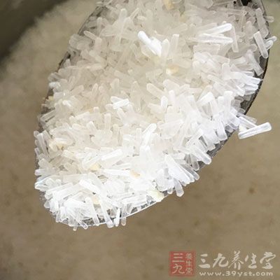 将香椿与豆腐合放在一起，加适量精盐、味精、香油拌匀后装盘即可上桌