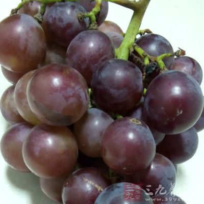紫色葡萄仅次于蓝莓及紫色胡萝卜的富含花青素水果