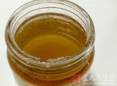 蜂蜜具有润肠通便的效果，常喝蜂蜜可以帮助排除体内毒素