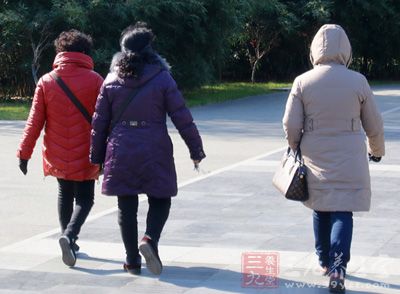 更年期女性卵巢雌激素分泌减少,脑垂体促性腺激素反馈性地分泌过多 更年期女性卵巢雌激素分泌减少,脑垂体促性腺激素反馈性地分泌过多