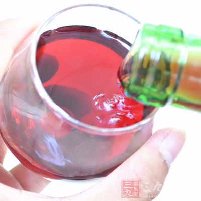 多喝紅酒可防止水腫和維持體內(nèi)的酸堿平衡