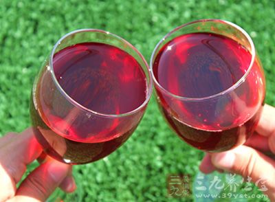 红葡萄酒能使血中的高密度脂蛋白(HDL)升高 红葡萄酒能使血中的高密度脂蛋白(HDL)升高