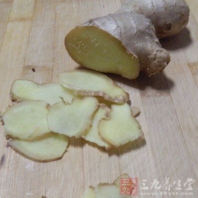 豆腐切小方块，姜、蒜拍碎切成末，小葱切成葱花