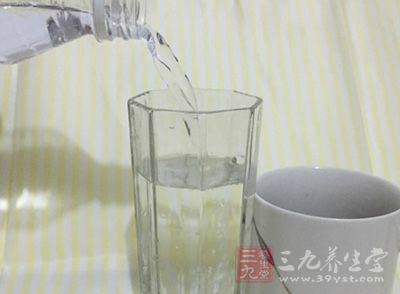 早晨喝一杯温开水