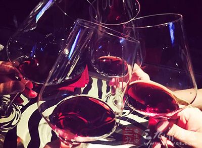 亲友聚会时,常会出现一喝酒脸就红的人 亲友聚会时,常会出现一喝酒脸就红的人