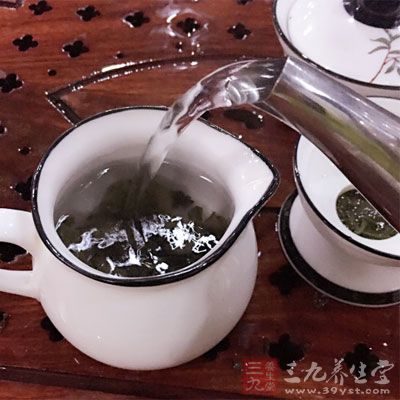 因为浓茶和咖啡中的酚类化合物会抑制铁的吸收