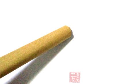 將燃燒艾條放在溫灸器內(nèi)