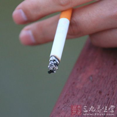 卷烟烟雾刺激呼吸道，妨碍纤毛的自洁功能