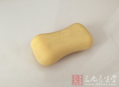 接觸化學(xué)物品、肥皂、洗滌劑等是皮膚過敏常見的誘因