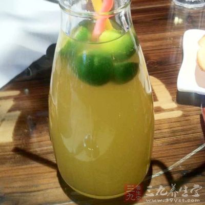 果汁類飲料是經(jīng)過后期加工，添加色素而制作而成的