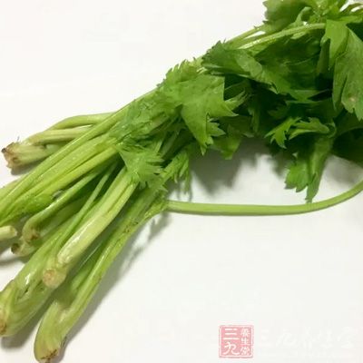 芹菜是有杀精作用的，虽然其有着良好的降血压的作用，但是，杀精的功效也得到了专家们的认可