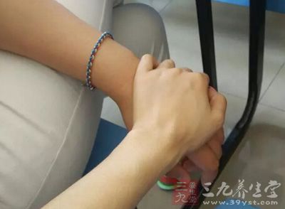 坐着动,躺着动,趴着动,这个运动就是不能站着动 坐着动,躺着动,趴着动,这个运动就是不能站着动