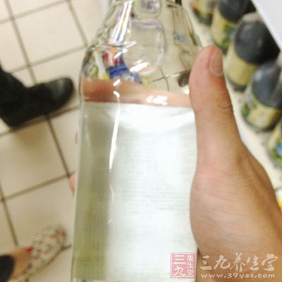 将白醋与甘油按5：2的比例混合，涂抹于皮肤患处，坚持使用一段时间