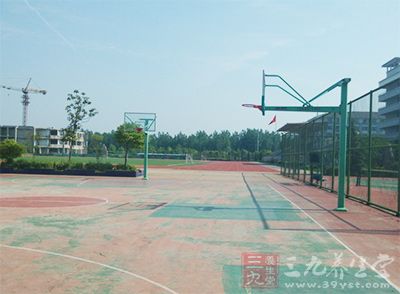 篮球场地有土质、水泥、沥青和木质等