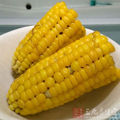 玉米含有丰富的钙、磷、硒和卵磷脂、维生素E等