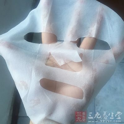 敷面膜之前可先稍微按摩下皮肤 敷面膜之前可先稍微按摩下皮肤