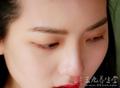 原本细小的眼部问题会渐渐变得明显 原本细小的眼部问题会渐渐变得明显