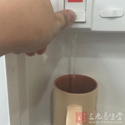 饮水过少会导致便秘