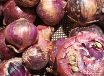 重点在搞好卫生措施，如水源保护、饮水消毒、食品卫生