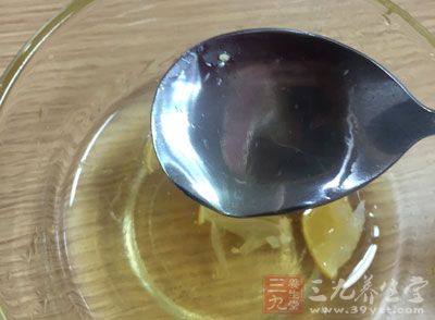 蜂蜜茶能清熱補中，潤燥止痛，解毒健脾潤肺