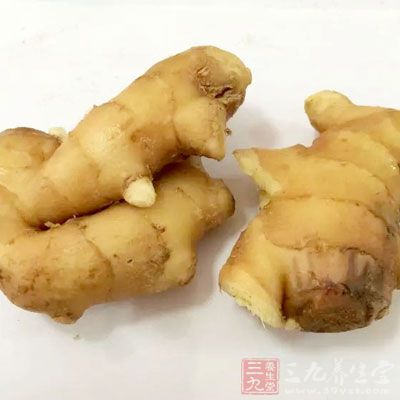 不粘锅，置炉上开中火，放入橄榄油1大匙，炒香2料里的姜丝