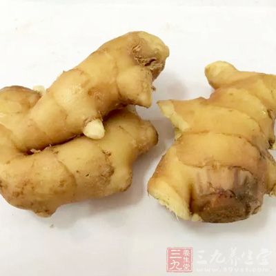 然后取一块生姜切成片，使用姜片涂抹于患处