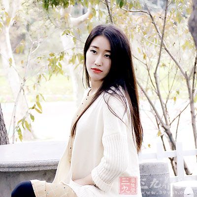 多数女性无论是长发还是短发都有这样的习惯