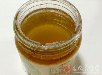 取鲜柠檬汁1汤匙，蜂蜜1汤匙