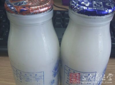 酸奶中含有的乳酸及其它一些有机酸如柠檬酸、葡配合酸等