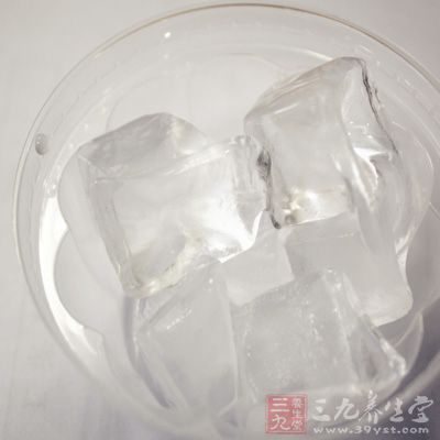 在橡胶制成的冰袋或橡胶手套等代用品中，装入半袋碎冰