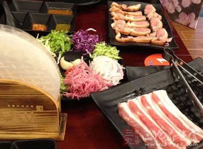 而这种感觉容易导致暴饮暴食 而这种感觉容易导致暴饮暴食