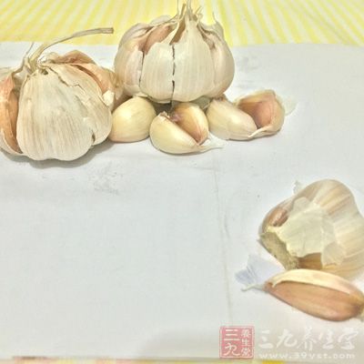 蒜泥方，新鮮蒜頭，搗成泥。取少許填入齲洞中