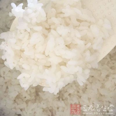 晚餐：米饭100g，去皮海产品100g，豆制品100g，蔬菜100g