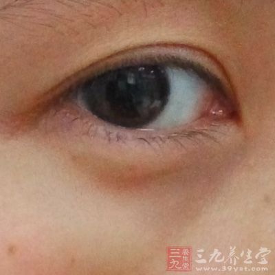 每眼裸眼视力不低于4.8