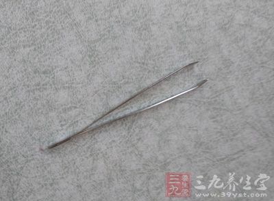 再用鉗子或鑷子將結(jié)石夾出