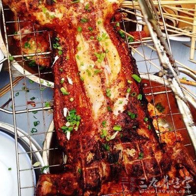 烧烤食物如烤牛肉、烤鸭、烤羊肉、烤鹅、烤乳猪等，因含有强致癌物不宜多吃