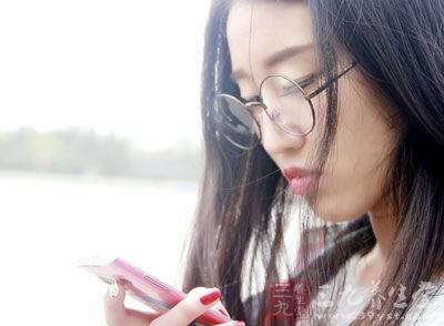 低头看手机、MP4,结果出现颈部和肩部僵硬 低头看手机、MP4,结果出现颈部和肩部僵硬