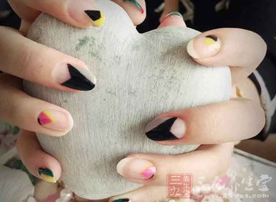 看看指甲就对身体健康有了解