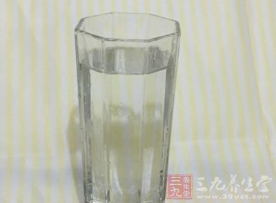 每日正常饮水量应达2000~2500毫升 每日正常饮水量应达2000~2500毫升