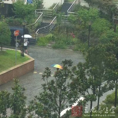 潮湿下雨天减少外出、不要穿潮湿未干的衣服