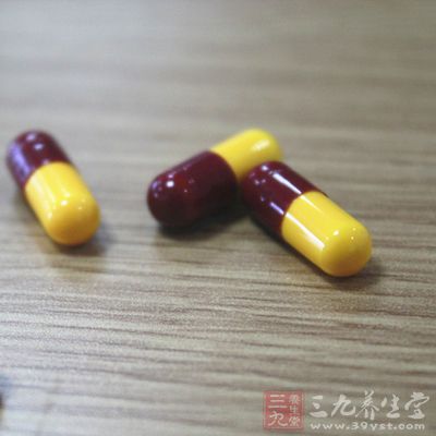 而飯后服用，則是說用餐后半個小時把藥物服下