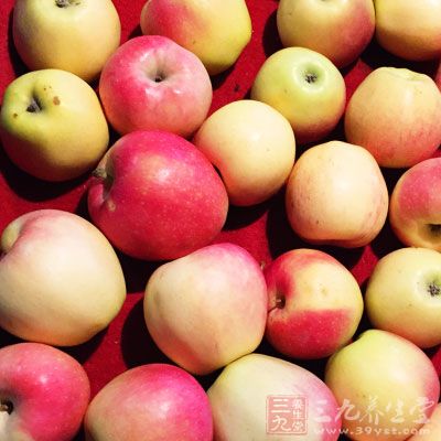 苹果中含有对肌肤和头发所需的大量营养