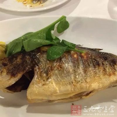 可適量多食動物血、蛋、魚、蝦、豆類制品